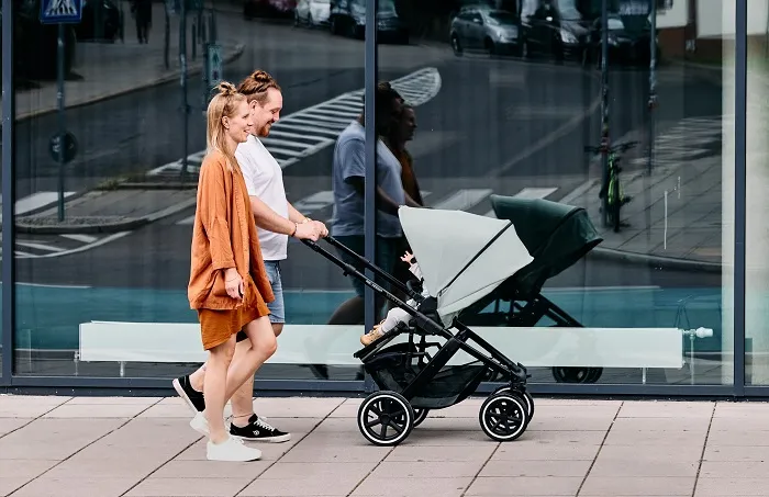 wózek spacerówka z gondolą dla małego dziecka
