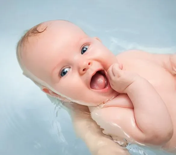Pierwsza kąpiel noworodka – co warto o niej wiedzieć?