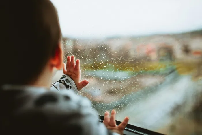 W czasie deszczu dzieci się NIE nudzą – 10 pomysłów na jesienne zabawy w domu