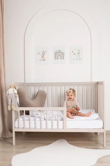 YOONCO - łóżeczko drewniane Timio z szufladą i barierką | Beż