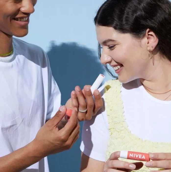 NIVEA - pielęgnująca pomadka do ust | Peach Shine