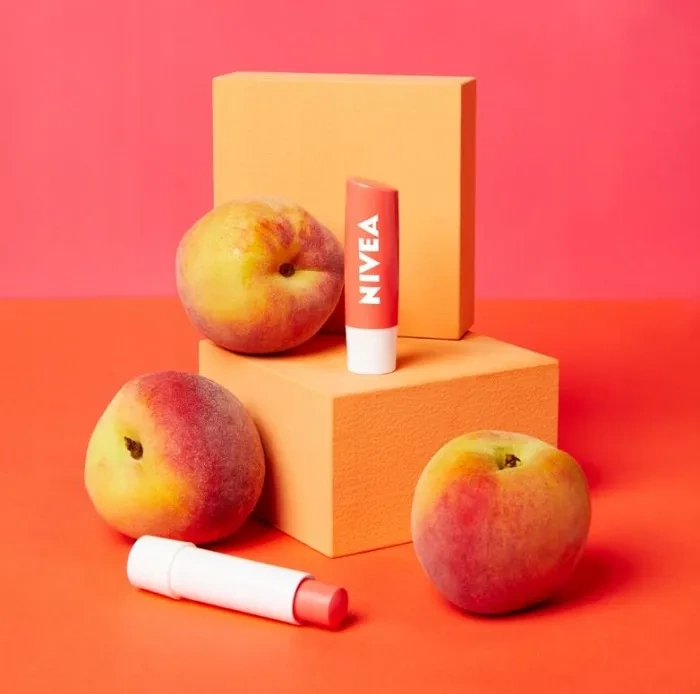 NIVEA - pielęgnująca pomadka do ust | Peach Shine