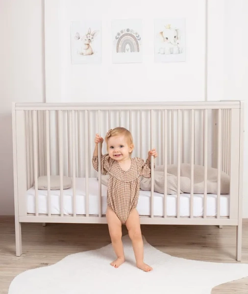 YOONCO - łóżeczko drewniane Timio z barierką | Beżowe