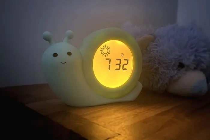 ALECTO Simon - trener snu 2w1: lampka nocna i budzik | miętowy ślimak