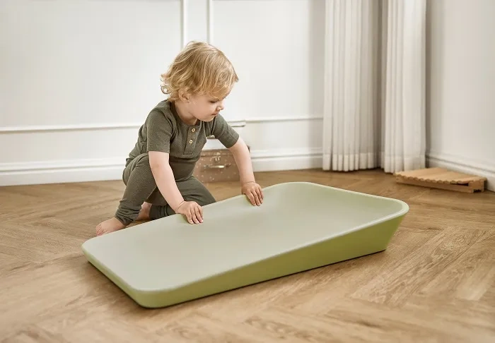 LEANDER Matty - przewijak, mata do przewijania z pianki PUR | Olive Green