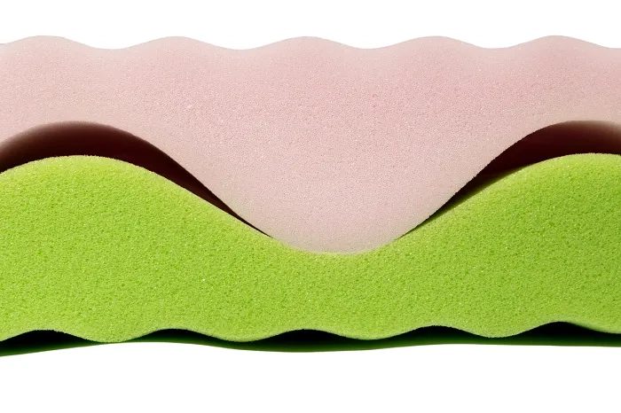 YOONCO - łóżeczko drewniane Timio z barierką + materac Wave | Białe