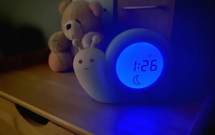 ALECTO Simon - trener snu 2w1: lampka nocna i budzik | beżowy ślimak