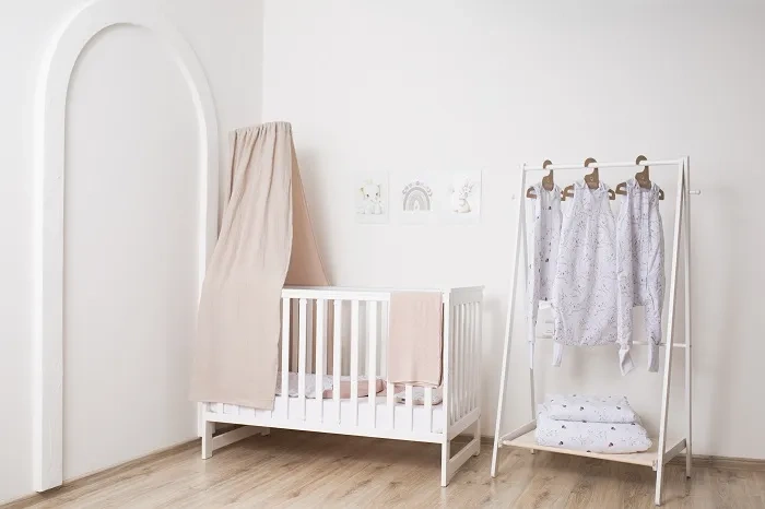 YOONCO - łóżeczko drewniane Iwi z szufladą i barierką + materac Nature | Beż-Buk