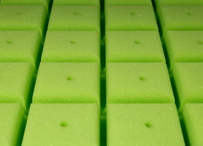 YOONCO - łóżeczko drewniane Iwi z barierką + materac Nature | Białe-Buk