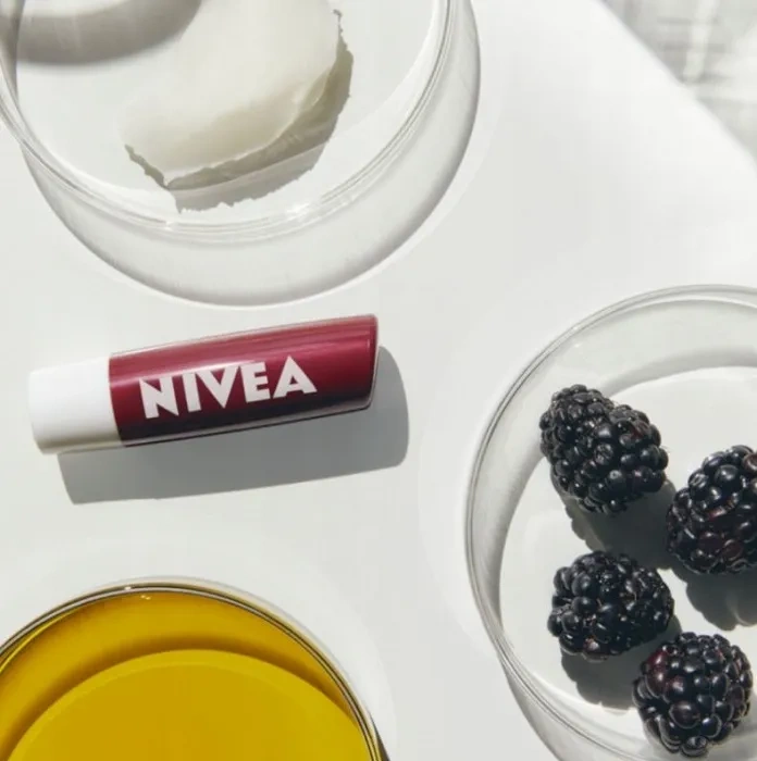 nivea pomadka w sztyfcie zapach jeżynowy