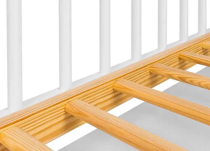 YOONCO - łóżeczko drewniane Timio z szufladą i barierką + materac Wave | Białe