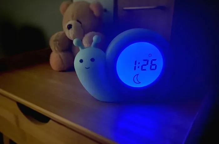 ALECTO Simon - trener snu 2w1: lampka nocna i budzik | miętowy ślimak