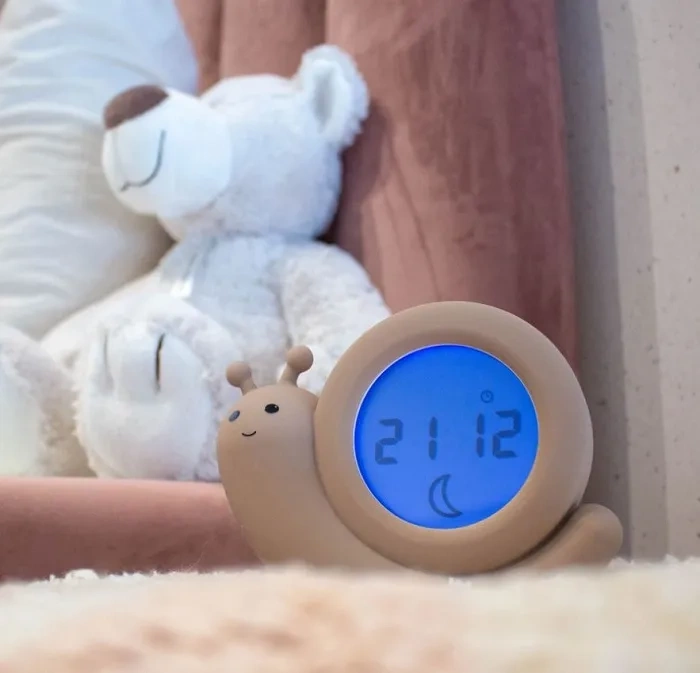 ALECTO Simon - trener snu 2w1: lampka nocna i budzik | beżowy ślimak