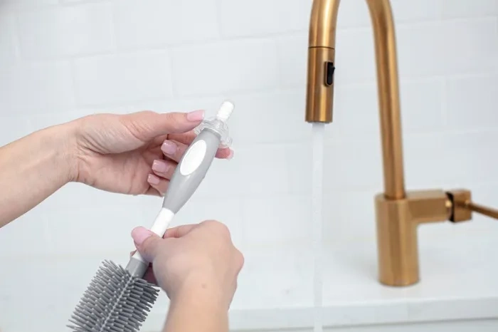 DR BROWN'S - silikonowa szczotka do butelek i smoczków z przyssawką | Szara