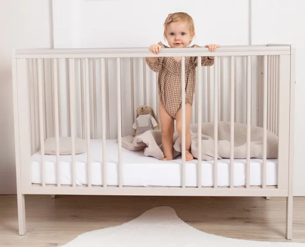 YOONCO - łóżeczko drewniane Timio z barierką | Beżowe