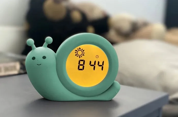 ALECTO Simon - trener snu 2w1: lampka nocna i budzik | miętowy ślimak