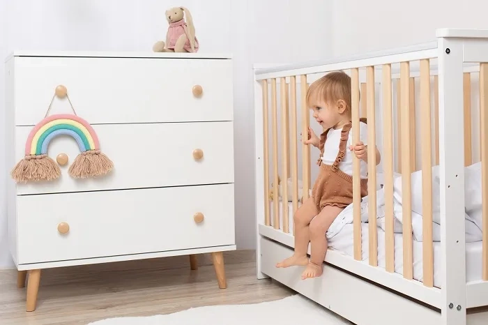 YOONCO - łóżeczko drewniane Iwi z szufladą + komoda z przewijakiem | Białe