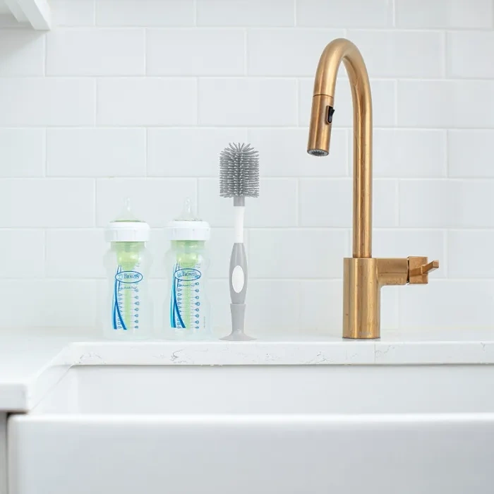 DR BROWN'S - silikonowa szczotka do butelek i smoczków z przyssawką | Szara