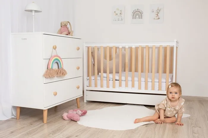YOONCO - łóżeczko drewniane Iwi z szufladą + komoda z przewijakiem | Białe