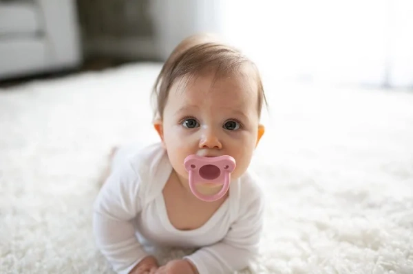 DR BROWN′S - 2 x smoczek silikonowy o kształcie butelki standard 0 m+ | różowy/zielony