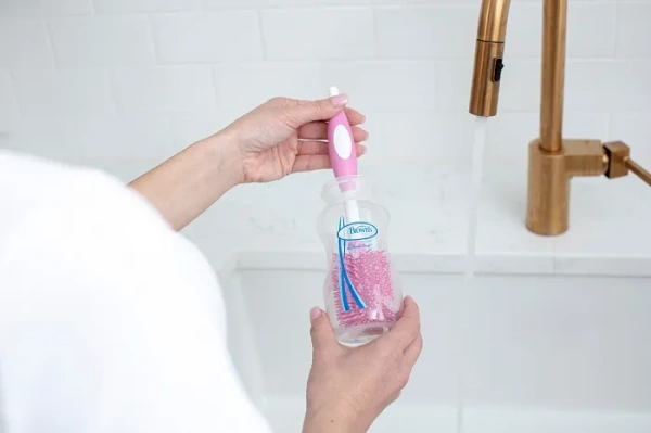 DR BROWN'S - silikonowa szczotka do butelek i smoczków z przyssawką | Różowa