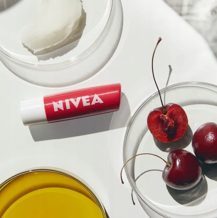 NIVEA - pielęgnująca pomadka do ust | Cherry Shine