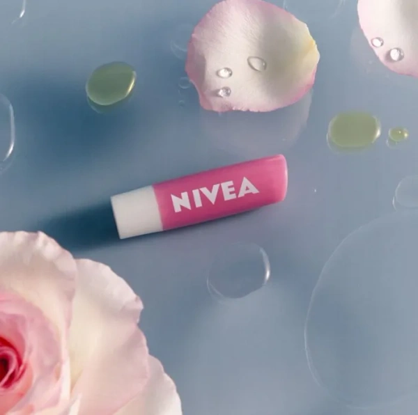 NIVEA - pielęgnująca pomadka do ust | Soft Rose