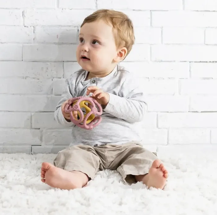 NATTOU - gryzak silikonowy kula 2w1 | Różowo-żółty