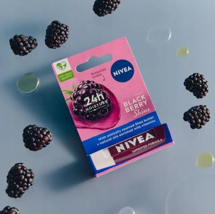 NIVEA - pielęgnująca pomadka do ust | Blackberry Shine