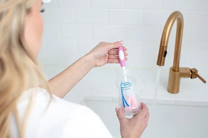 DR BROWN'S - szczotka do czyszczenia butelek i smoczków z przyssawką | MIX KOLORÓW