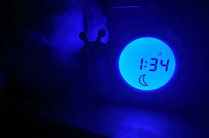 ALECTO Simon - trener snu 2w1: lampka nocna i budzik | miętowy ślimak