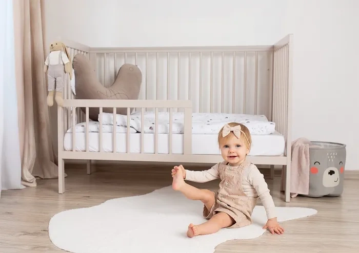 YOONCO - łóżeczko drewniane Timio z szufladą i barierką + materac Wave | Beżowe