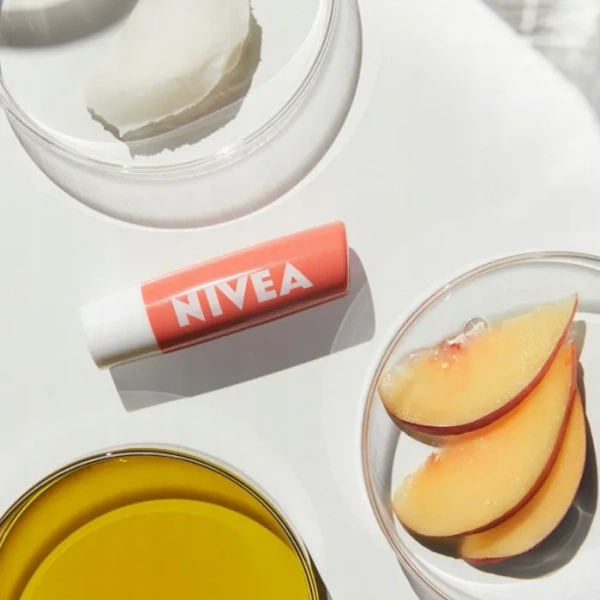 NIVEA - pielęgnująca pomadka do ust | Peach Shine