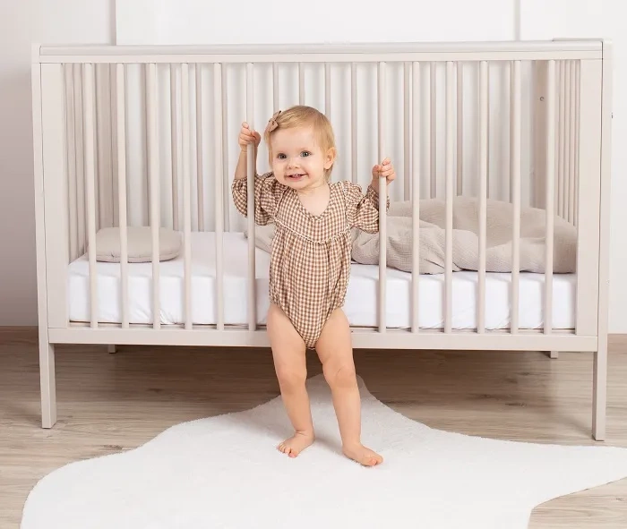 YOONCO - łóżeczko drewniane Timio z szufladą i barierką | Białe