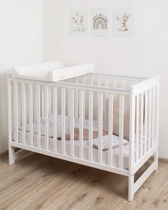 YOONCO - łóżeczko drewniane Iwi z barierką + materac Wave | Białe-Buk