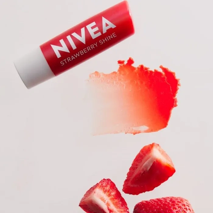 NIVEA - pielęgnująca pomadka do ust | Strawberry Shine