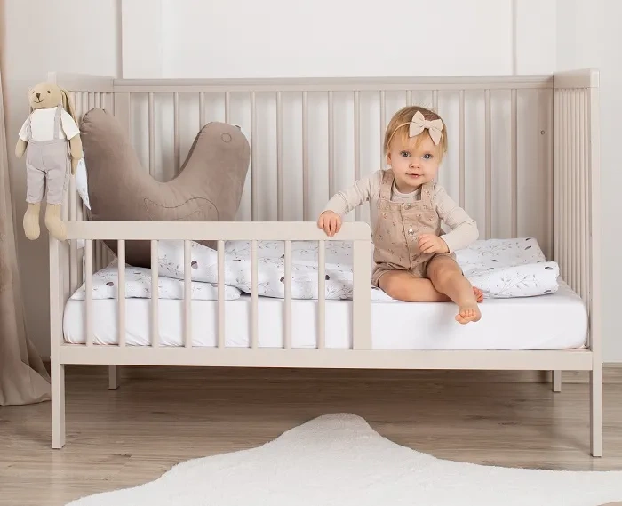 YOONCO - łóżeczko drewniane Timio z szufladą i barierką | Beż