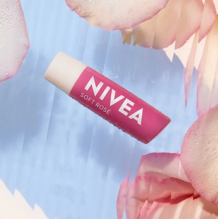 NIVEA - pielęgnująca pomadka do ust | Soft Rose