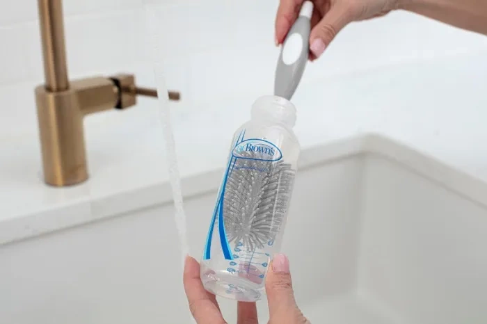 DR BROWN'S - silikonowa szczotka do butelek i smoczków z przyssawką | Szara