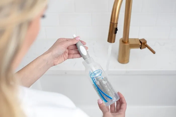 DR BROWN'S - silikonowa szczotka do butelek i smoczków z przyssawką | Niebieska