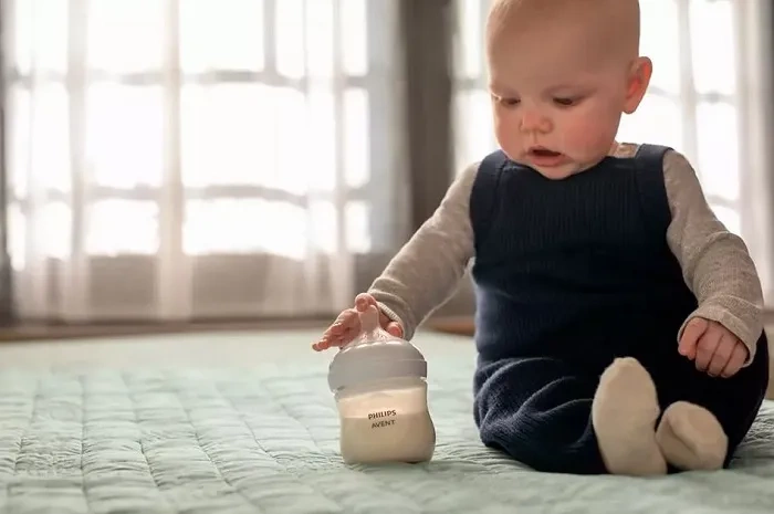 PHILIPS AVENT - antykolkowa butelka Natural Response 125 ml + smoczek ortodontyczny Ultra Start Nighttime 2 szt. | 0 m+