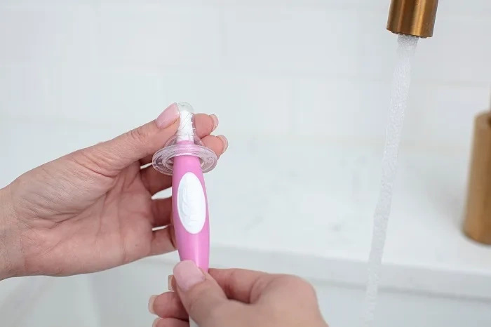 DR BROWN'S - szczotka do czyszczenia butelek i smoczków z przyssawką | MIX KOLORÓW