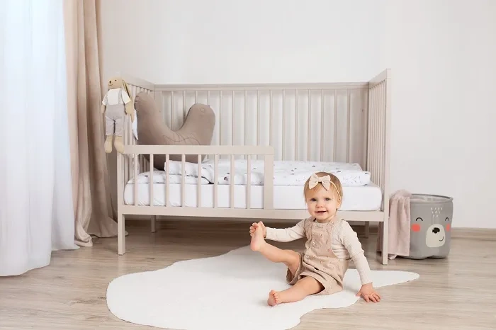 YOONCO - łóżeczko drewniane Timio z szufladą i barierką | Białe