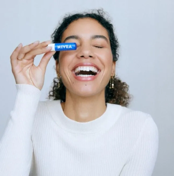NIVEA - pielęgnująca pomadka do ust | Original