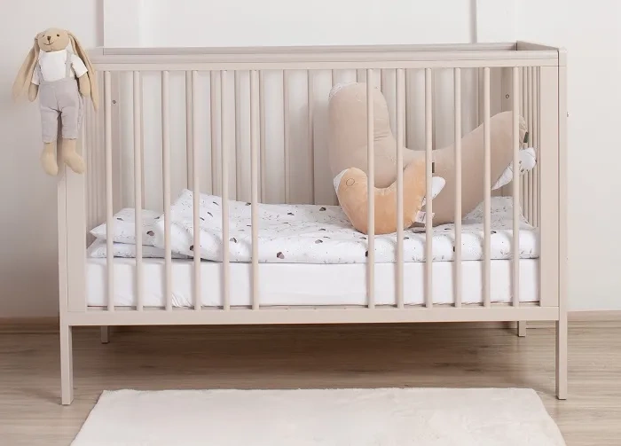 YOONCO - łóżeczko drewniane Timio z szufladą i barierką | Beż