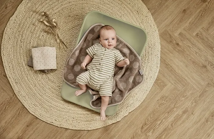 LEANDER Matty - przewijak, mata do przewijania z pianki PUR | Olive Green