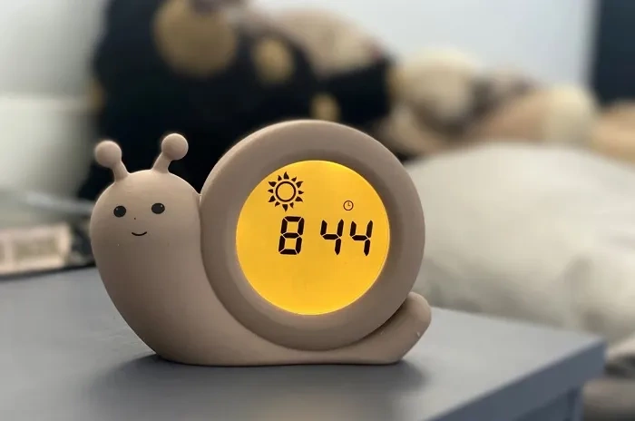 ALECTO Simon - trener snu 2w1: lampka nocna i budzik | beżowy ślimak