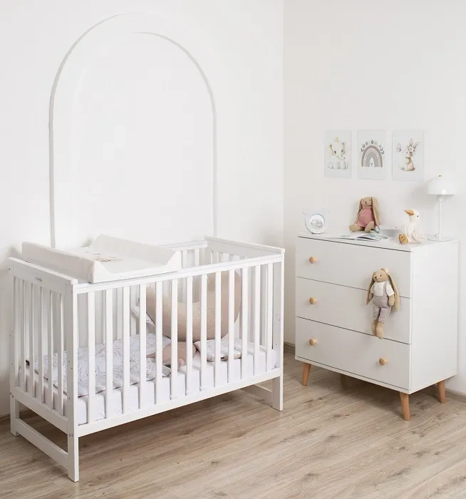 YOONCO - łóżeczko drewniane Iwi z barierką + materac Wave | Białe-Buk