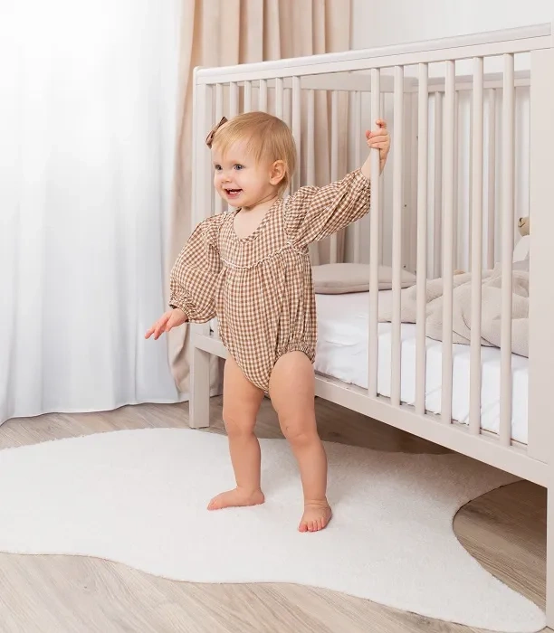 YOONCO - łóżeczko drewniane Timio z szufladą i barierką + materac Wave | Białe