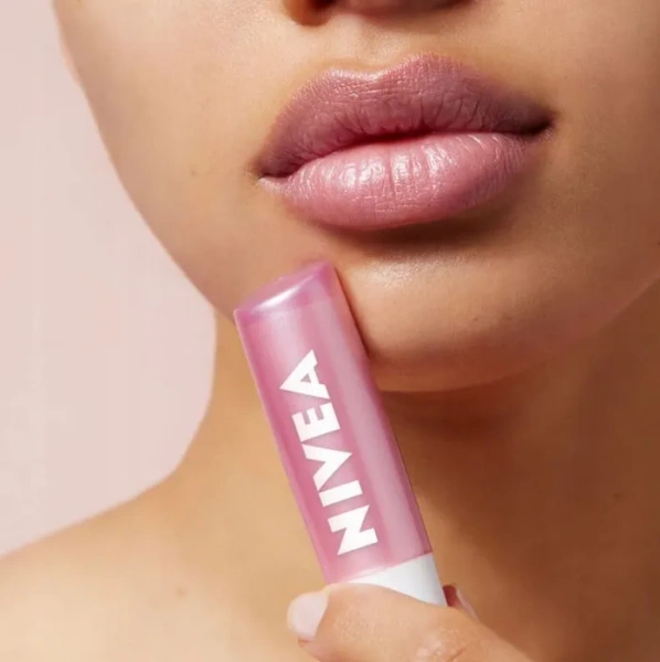 NIVEA - pielęgnująca pomadka do ust | Pearly Shine